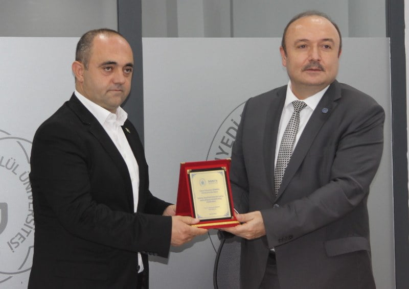 Eğitime destek verenlere plaket