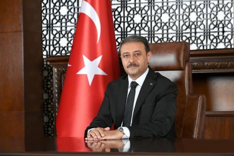 Balıkesir Valisi Hasan Şıldak, aşının salgınla mücadelede hayati önem taşımasına rağmen il genelinde hiç aşı olmayan 92 bin 87 kişi olduğunu açıkladı. Büyük riske dikkat çeken Vali Şıldak, aşısızları aşı olmaya çağırdı.