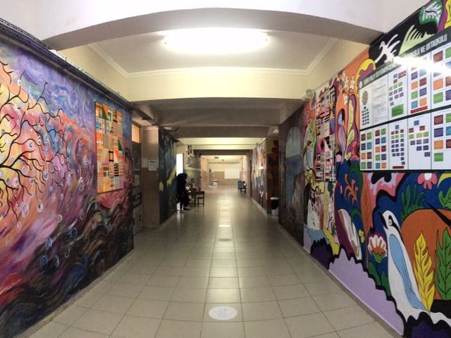 Okul koridorunda sanatta yolculuk