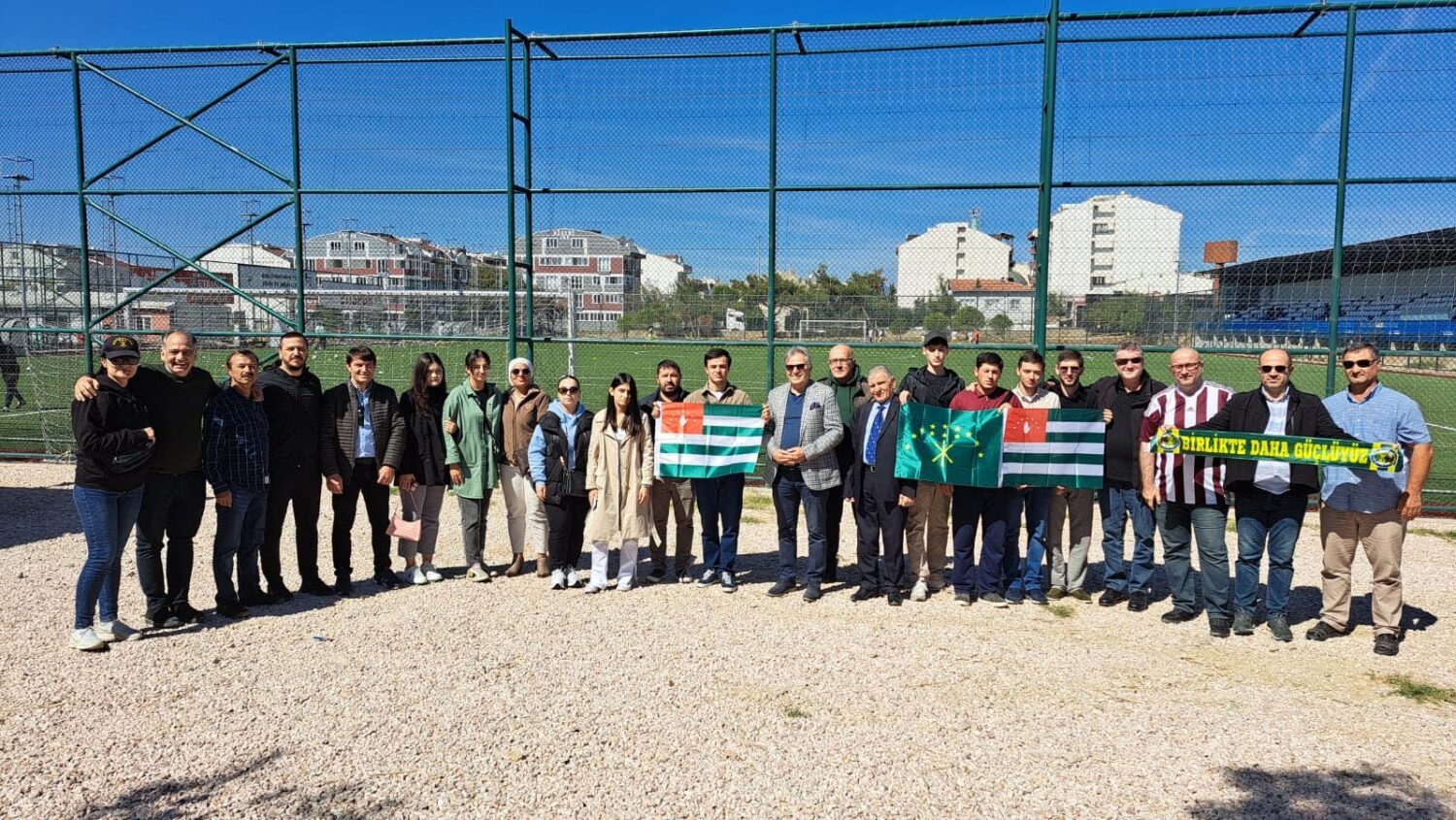 Tribünler sahaya fark attı