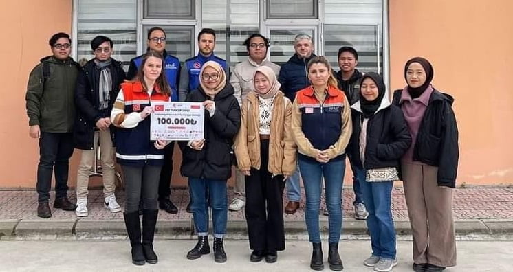 Endonezyalı öğrencilerden 100 bin lira bağış