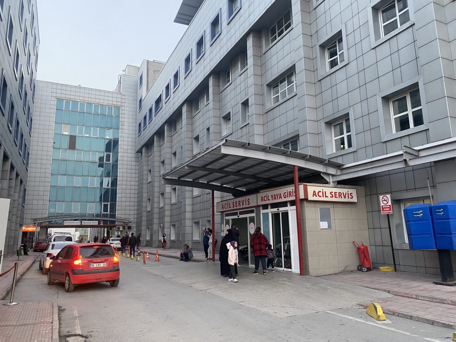 BURSA'DA KUZENİ TARAFINDAN ALACAK VERECEK YÜZÜNDEN POMPALI TÜFEK İLE VURULAN GENÇ AĞIR YARALANDI. OLAYLA İLGİLİ GÖZALTINA ALINAN 5 KİŞİDEN 2 Sİ TUTUKLANIRKEN, 3'Ü ADLİ KONTROL ŞARTI İLE SERBEST BIRAKILDI. (AHMET BERKE ERDAL/BURSA-İHA) Bursa'da kuzeni tarafından alacak verecek yüzünden pompalı tüfek ile vurulan genç ağır yaralandı. Olayla ilgili gözaltına alınan 5 kişiden 2 si tutuklanırken, 3'ü adli kontrol şartı ile serbest bırakıldı.