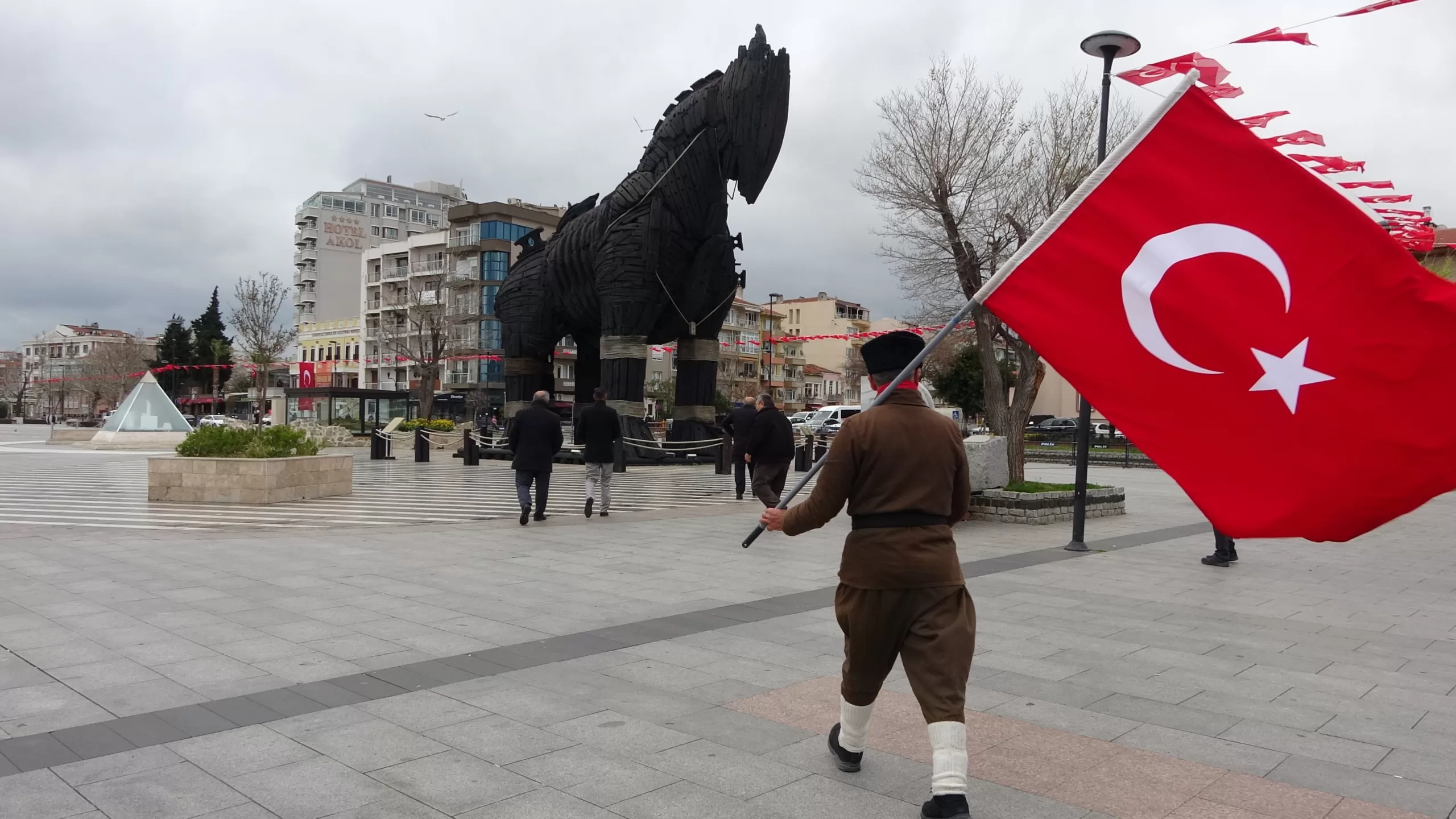 Şehitler için 508 bin adım atarak Çanakkale’ye geldi