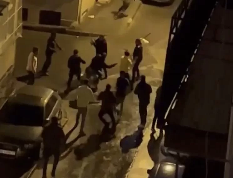 Fatih’te gece saatlerinde ortalık savaş alanına döndü: O anlar kamerada