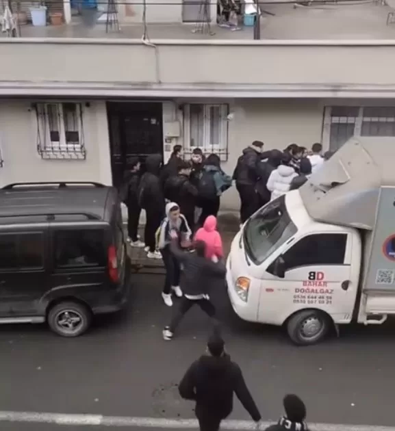Küçükçekmece’de lise öğrencileri tekme tokat birbirine girdi