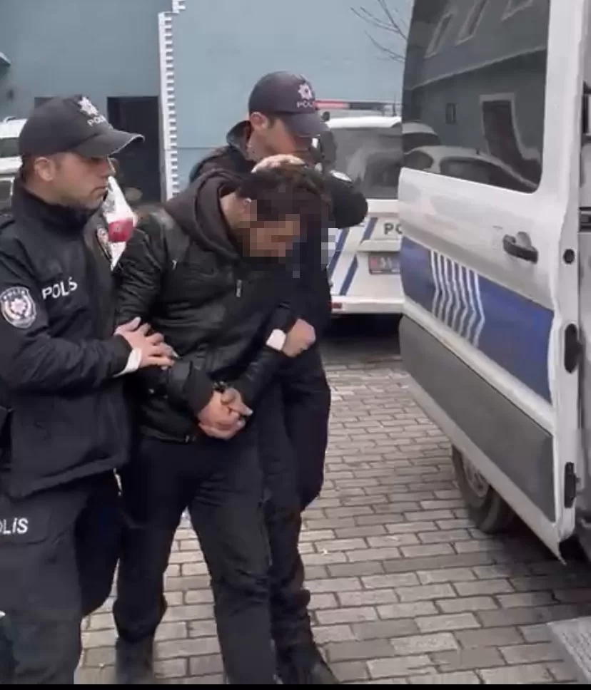 İSTANBUL'DA MOTOKURYE SEPETİNDE UYUŞTURUCU TİCARETİ: KOKU ÖNLEYİCİ PAKET KULLANMIŞ SARIYER'DE BİR MOTOSİKLETLİ KURYENİN YEMEK SEPETİNDEN UYUŞTURUCU ÇIKTI KURYENİN UYUŞTURUCULARI KOKU ÖNLEYİCİ PAKETTE TAŞIDIĞI ÖĞRENİLDİ KURYE SAVCILIK TALİMATIYLA SERBEST BIRAKILDI