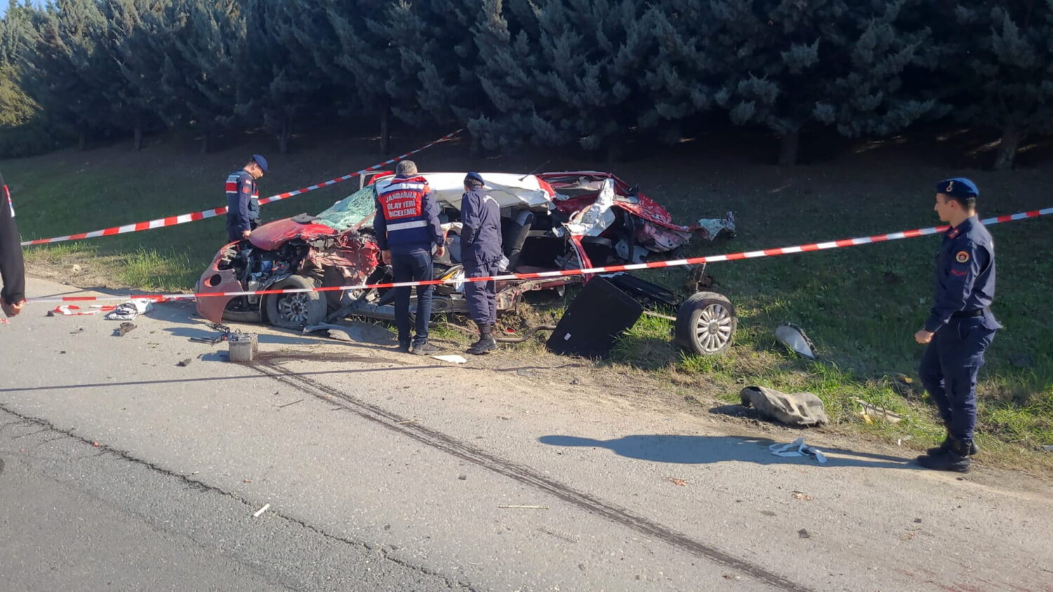SİLİVRİ TEM OTOYOLU'NDA FECİ KAZA: 6 ÖLÜ, 3 YARALI KUM YÜKLÜ KAMYON OTOMOBİLLERİN ÜZERİNE DEVRİLDİ