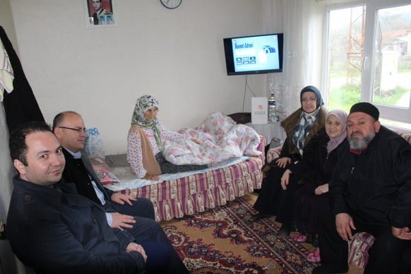Kaymakam Muammer Köken, Şehit Jandarma Üçvş. Latif Kıvrak'ın Annesi Gülten Kıvrak’a ziyarette bulundu. Köken, SYDV’ce yapılan düzenli ev temizliğinden memnun olunmasının kendilerini gayretlendirdiğini belirtti.