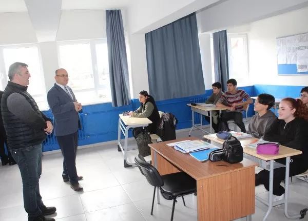 İmam Hatip Ortaokulu 8’nci sınıf öğrencilerine ziyarette bulunan Kaymakam Muammer Köken, sınava hazırlanan öğrencilerin takibi ve başarısı hususunda okul idaresinden bilgi aldı.