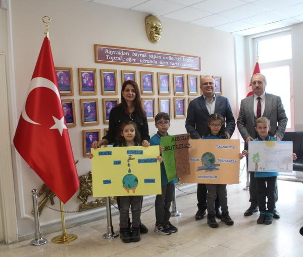 Susurluk Kaymakam Muammer Köken, Dünya Su Günü kapsamında düzenlenen programda, suyun her yıl daha da azaldığını ve hayati öneminin farkındalık oluşturarak anlaşılacağını belirtti.