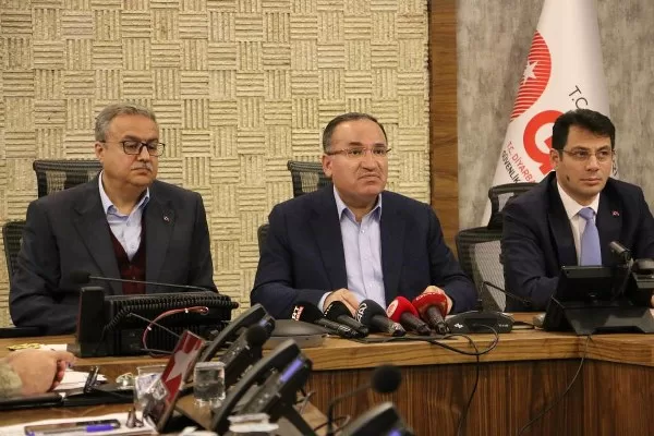 “5 bin 753 dava kentsel dönüşüm aleyhine açıldı” başlıklı bu makalede, 2015 ile 2023 arasında deprem yaşanan iller ile Ankara, İstanbul ve Kocaeli illerinde toplam 5 bin 753 davanın kentsel dönüşüme karşı açıldığı belirtiliyor. Adalet Bakanı Bekir Bozdağ, bu davaların 5 bin 120'sinin sadece İstanbul'da açıldığını ve bazı sivil toplum kuruluşları, belediyeler ve kişilerin Cumhuriyet Halk Partisi'nin arka bahçesi olarak hareket ederek kentsel dönüşüme karşı davalar açtığını ifade ediyor. Ancak Bakan Bozdağ, kentsel dönüşümün Türkiye'nin yararına olduğunu ve konut stokunun yenilenmesinin önemli olduğunu vurguluyor. Bakan Bozdağ, Cumhurbaşkanının her zaman vatandaşlardan destek istediğini ve kentsel dönüşümü başarılı bir şekilde yürütmek için ellerinden gelen her şeyi yapacaklarını söylüyor. Ancak kentsel dönüşüm kanununu mahkemeye taşıyanlar, her kentsel dönüşüm kararını rantsal dönüşüm olarak gösterenler, vatandaşları kentsel dönüşüme karşı kışkırtanlar ve yalan yanlış bilgiler yayarak kentsel dönüşümü engellemeye çalışanlar hakkında uyarıyor. Adalet Bakanı olarak, kentsel dönüşümün Türkiye'nin yararına olduğunu ve bunun engellenmemesi gerektiğini belirten Bakan Bozdağ, kentsel dönüşümün engellenmesi halinde meydana gelebilecek felaketlerin sorumluluğunun bu işi engelleyen herkesin omzunda olacağını söylüyor.