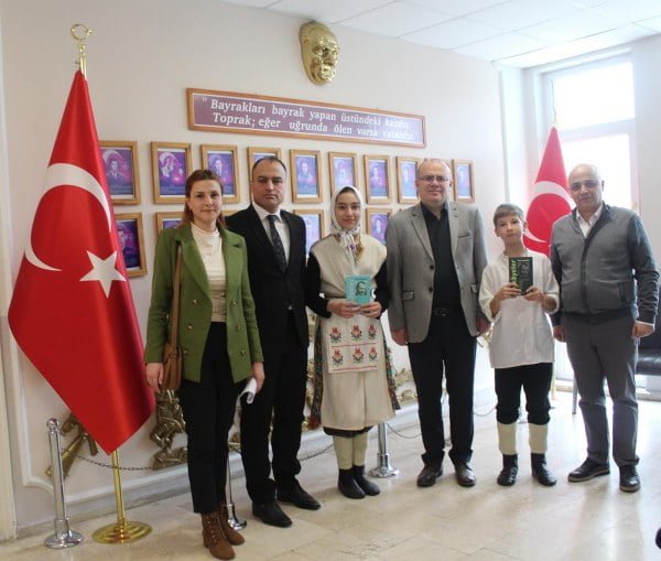 Şehit Erbil Arslan Ortaokulu öğrencilerinden Yasemin Karaşahin ve Sencer Fatih Akbulut Kaymakam Muammer Köken'i makamında ziyaret ederek Kurtuluş Savaşı kahramanı olan Şerife Bacı ile Seyit Onbaşıyı anlatan oyunlarını sergiledi.