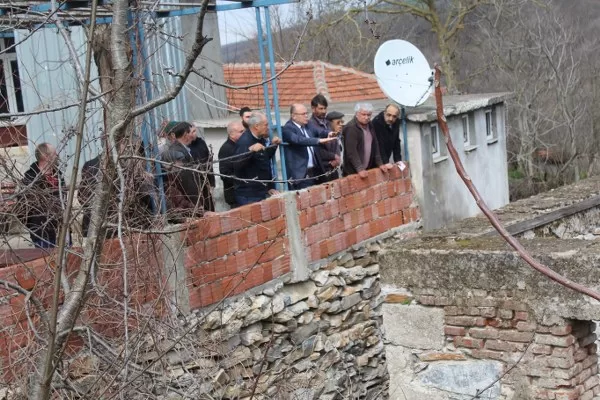 Kaymakam Muammer Köken, Eminpınar Mahallesini ziyaret ederek halkın nabzını tuttu. Köken, mahalle sakinleri tarafından yapılacak cemiyet inşaatı arayışına eşlik etti.