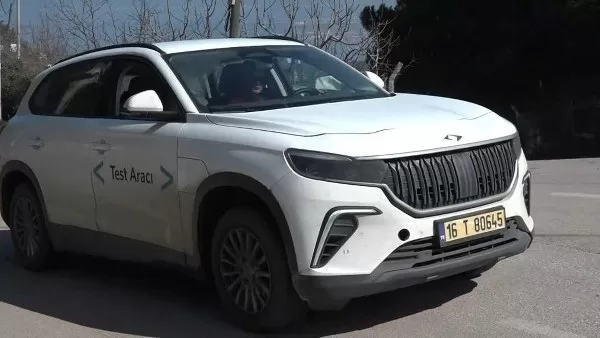 Bu ay sonunda satışa çıkacak olan Türkiye’nin yerli otomobili Togg, test araçlarıyla Bursa yollarında büyük beğeni kazandı. T10X V1 RWD 314 kilometre menzilli versiyonu 953 bin lira fiyatla ön siparişe açılırken, T10X V2 RWD versiyonu 1 milyon 55 bin lira, bu modelin 523 kilometre menzilli versiyonu ise 1 milyon 215 bin liradan ön siparişlerini alacak. Fabrikadan çıkıp Bursa yollarında kilometrelerce test yapan SUV araçlar performansıyla göz doldurdu.
