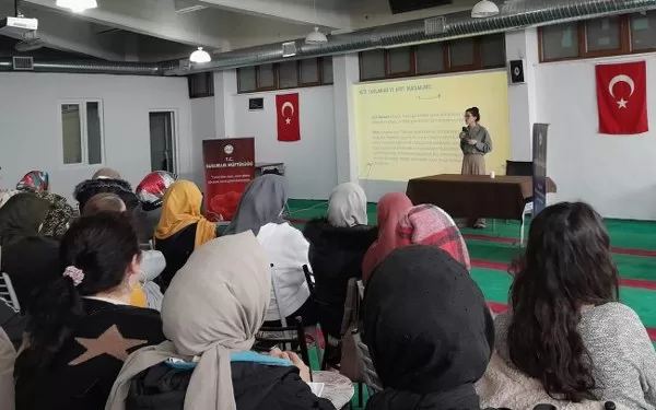 Susurluk İlçe Müftülüğü ve ADEM ortaklığıyla, "Afet ve Acil Durumda Kadın Psikolojisi" ile “Zor Zamanlarda Hayata Dokunan Kadınlar” konulu program düzenlendi.