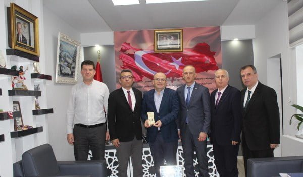 Kaymakam Muammer Köken’e ziyarette bulunan THK Müfettişi Rasim Mülkoğlu, Türk Hava Kurumunun geleneksel fitre, zekât ve bağış toplama faaliyetini depremzedelerin mağduriyetini gidermek amacıyla kullanılacağını belirtti.