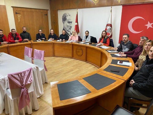 Belediye Başkanlığı ve Kent konseyinin ortak çalışmalarıyla gönüllü vatandaşlardan oluşarak kurulan arama kurtarma ekibi ilk toplantısını gerçekleştirdi.