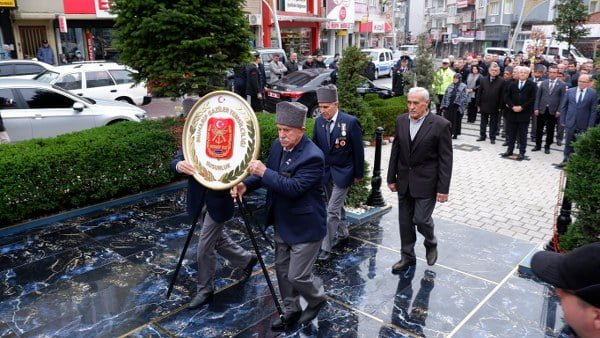 18 Mart Çanakkale Zaferi ve Şehitleri Anma programı Susurluk ilçe protokolünün Atatürk anıtına Çelenk sunumuyla gerçekleşti. 10.30’da Başlayan tören 57’nci Alay Menüsü ikramı ile protokolün Merkez Yenimahalle Şehitliğine yaptığı ziyaretle son buldu.