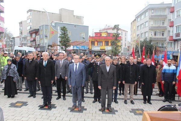 18 Mart Çanakkale Zaferi ve Şehitleri Anma programı Susurluk ilçe protokolünün Atatürk anıtına Çelenk sunumuyla gerçekleşti. 10.30’da Başlayan tören 57’nci Alay Menüsü ikramı ile protokolün Merkez Yenimahalle Şehitliğine yaptığı ziyaretle son buldu.