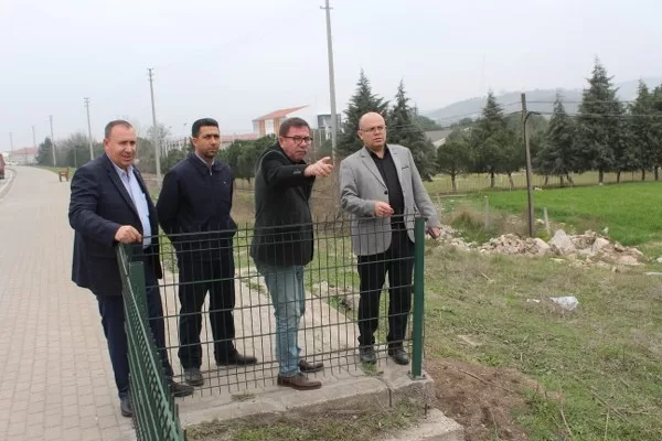 Kaymakam Muammer Köken, yapımı devam eden Hayme Ana Kız Meslek Lisesi inşaatı yol bağlantıları ve hafriyat çalışmaları hakkında bilgi aldı.
