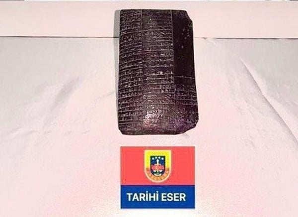Balıkesir'de Jandarma ekipleri tarafından gerçekleştirilen operasyonun ardından Sümerler Dönemine it olduğu belirlenen tarihi reçete ele geçirildi.