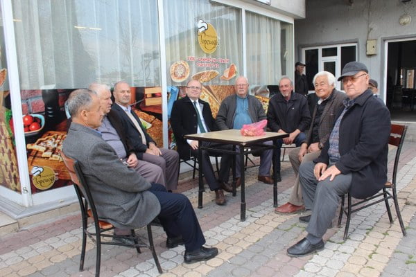 Karapürçek Mahallesini ziyaret ederek mahalle sakinlerinin görüşlerini alan Kaymakam Muammer Köken, mahalle için gereken tüm talimatların verileceğini ve bu talimatların takipçisi olacağını belirtti.