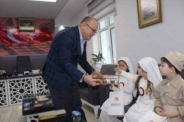 “18 Mart Çanakkale Zaferi” etkinliği kapsamında Özel Seçkin Kreş ve Anaokulu öğrencileri ile öğretmenleri Kaymakam Muammer Köken’e ziyarette bulundu.