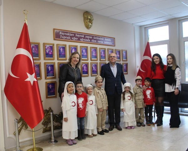 “18 Mart Çanakkale Zaferi” etkinliği kapsamında Özel Seçkin Kreş ve Anaokulu öğrencileri ile öğretmenleri Kaymakam Muammer Köken’e ziyarette bulundu.