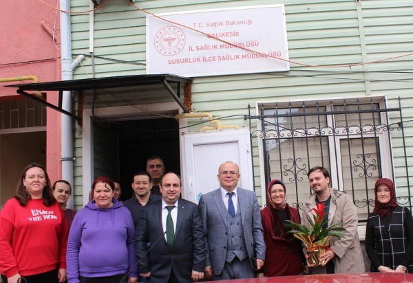 Kaymakam Muammer Köken Tıp Bayramı vesilesiyle sağlık kurumlarını ziyaret ederek, çalışanların "14 Mart Tıp Bayramı’nı" kutladı.