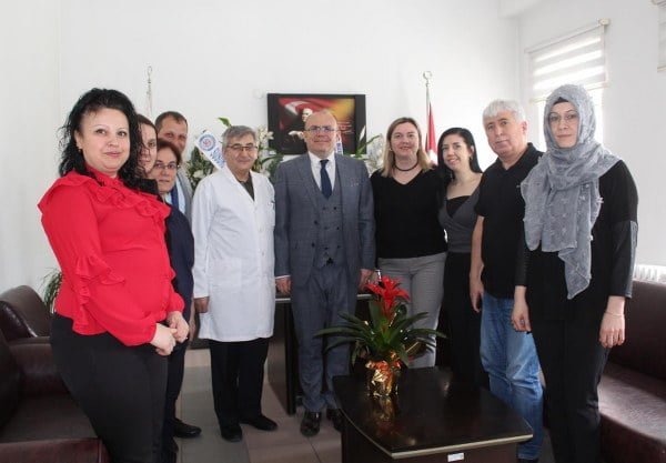 Kaymakam Muammer Köken Tıp Bayramı vesilesiyle sağlık kurumlarını ziyaret ederek, çalışanların "14 Mart Tıp Bayramı’nı" kutladı.