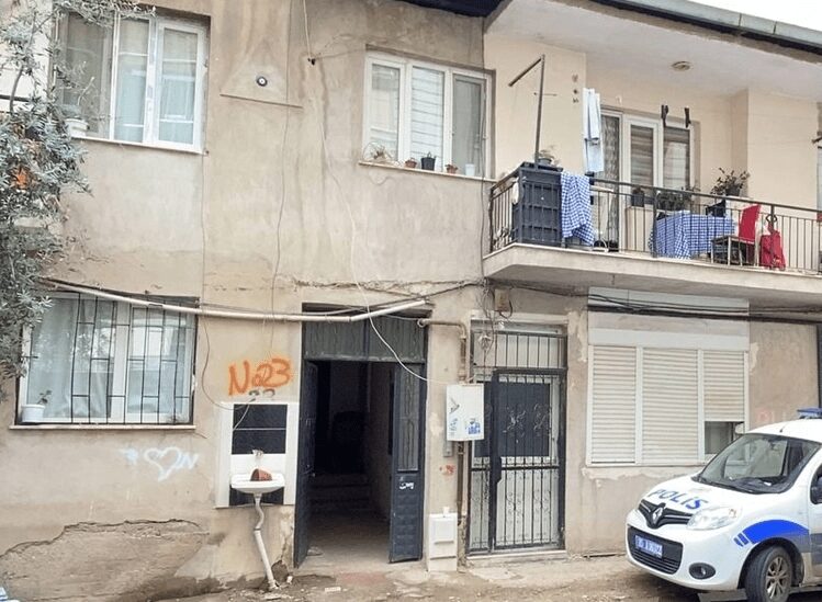 İzmir'in Torbalı ilçesinde komşusuyla kavga eden bir kadın, evinin önünde kafasından vurularak hayatını kaybetti.