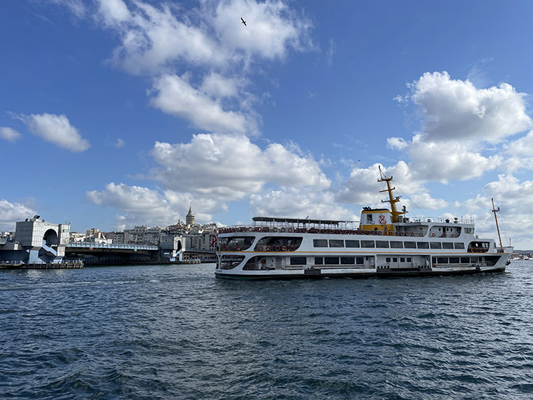 İBB Şehir Hatları AŞ.'ye bağlı vapurlar, toplu iş sözleşmesinde anlaşmaya varılamaması üzerine İstanbul Boğazı'nda bir dakikalık düdük çalma eylemi yaptı.