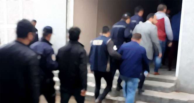 İstanbul'da gerçekleştirilen operasyonlarda, El Kaide ve DEAŞ terör örgütlerine yönelik olarak 'yabancı terörist savaşçı' olarak tanımlanan 6 şüphelinin yakalandığı bildirildi.