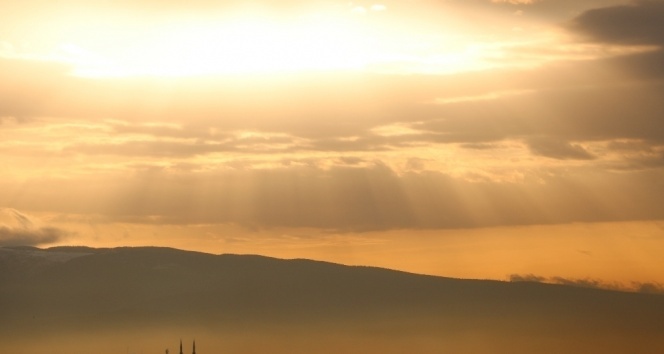 Son değerlendirmelere göre, ülkenin genelinde parçalı ve çok bulutlu hava beklenirken, Karadeniz, İç Anadolu'nun kuzey ve doğusu, Doğu Akdeniz, Doğu ve Güneydoğu Anadolu bölgeleri ile Kocaeli, Sakarya, Bursa, Bilecik ve Kütahya çevrelerinde yağışların görüleceği tahmin ediliyor.