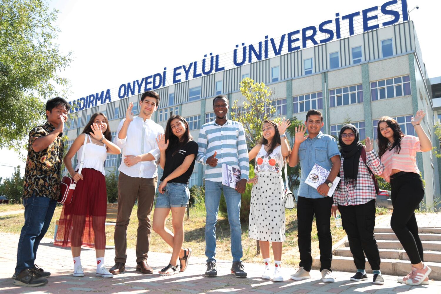 Balıkesir’in iki üniversitesinden biri olan Bandırma Onyedi Eylül Üniversitesi, 23 nisan 2015 yılında kuruldu. Prof. Dr. Süleymen Özdemir üniversitenin 8. Kuruluş yıl dönümünü okulun sitesinden mesaj ile kutladı.