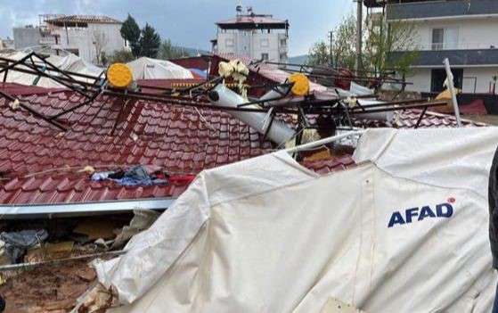 Fırtına nedeniyle Kahramanmaraş'ın Pazarcık ilçesinde ilk bilgilere göre 4 kişi yaralandı. 