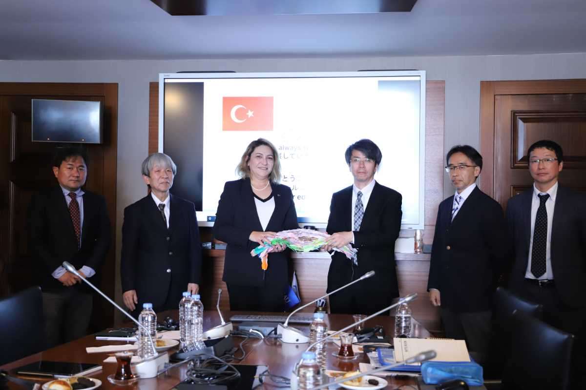 Hiroşima mağduru Japon kız Sadako'nun "bin turna kuşlu origami" dileği Türk depremzedelere ulaştırılacak. 
