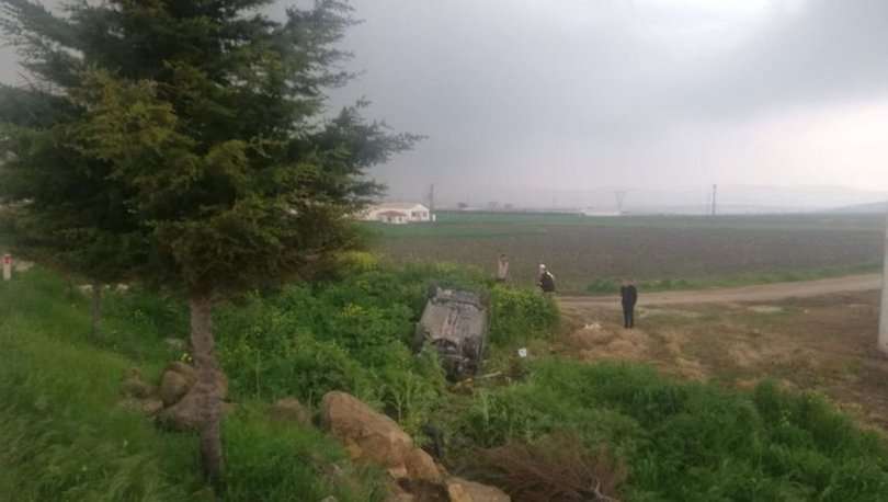 Balıkesir'in Bandırma ilçesinde otomobilin devrilmesi sonucu 3 kişi yaralandı.