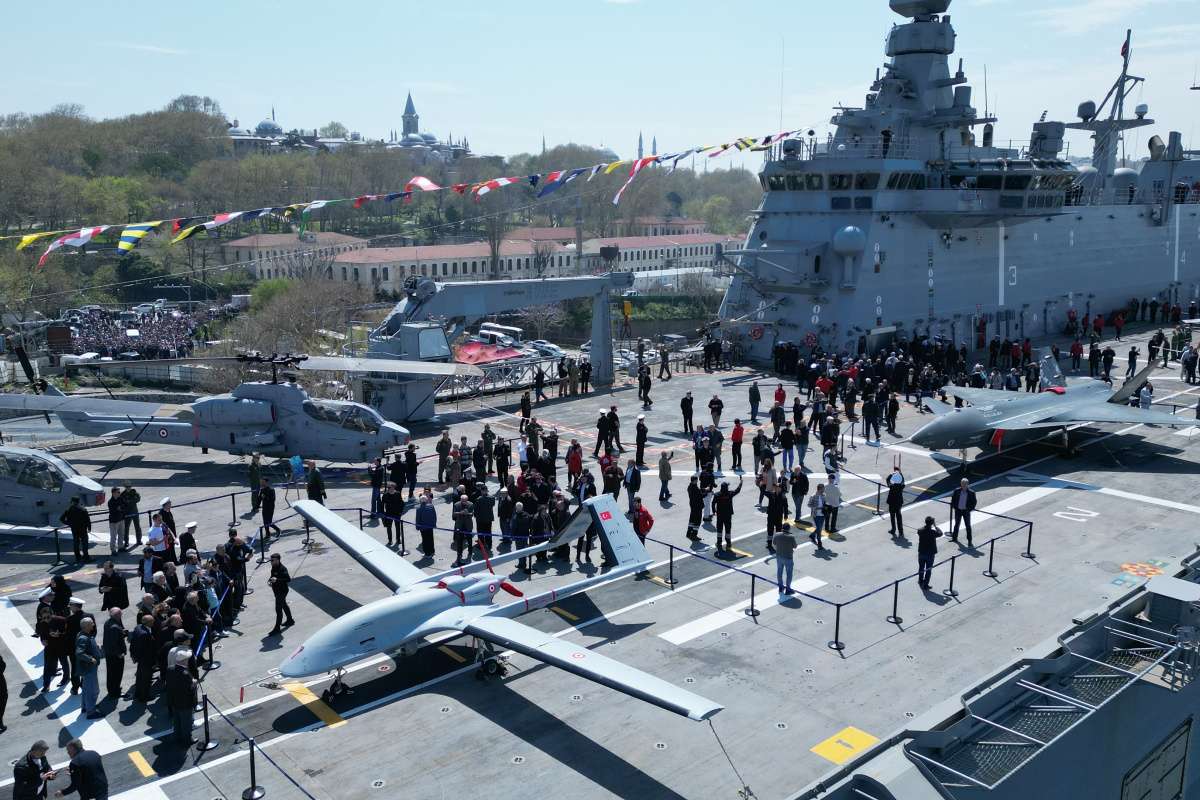 SİHA gemisi TCG Anadolu, Sarayburnu Limanı’nda vatandaşların ziyaretine açıldı. Vatandaşlar eşsiz İstanbul manzarasında sergilenen SİHA'lara yoğun ilgi gösterdi.