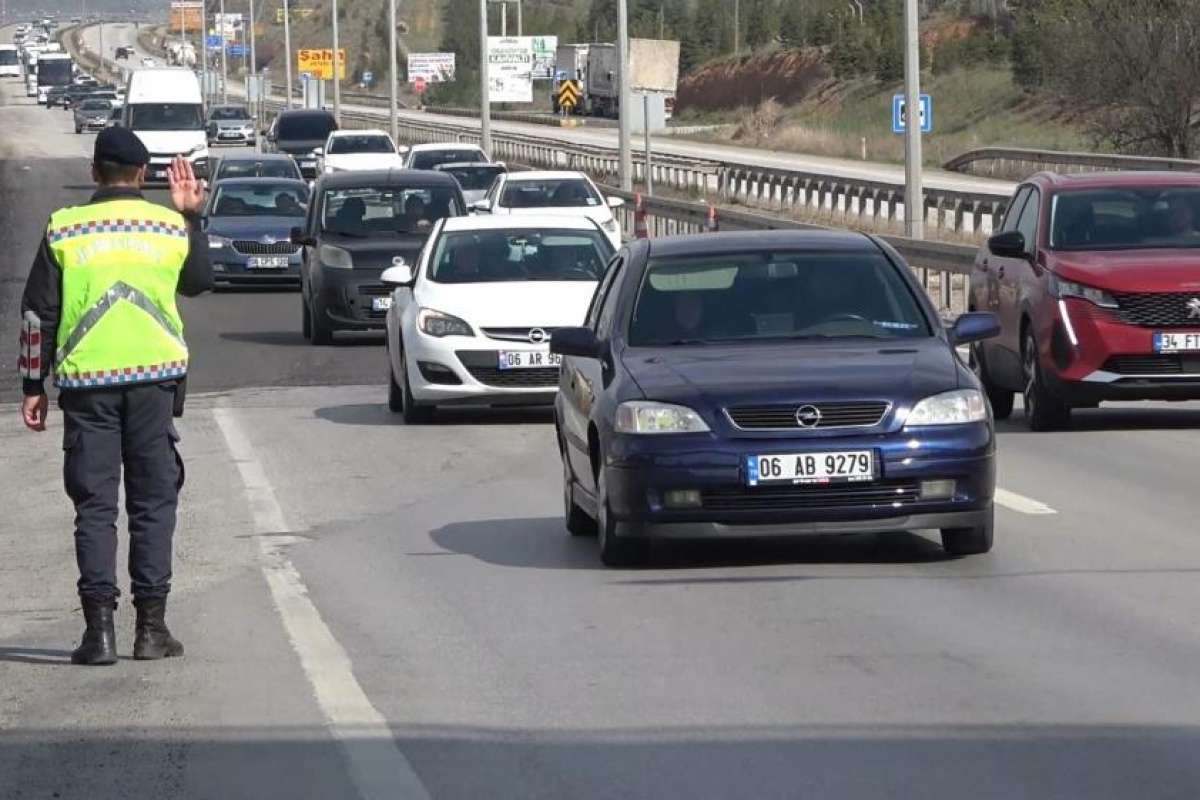 Ulaşımda 43 ilin geçiş güzergahı "kilit kavşak" Kırıkkale'de, Ramazan Bayramı'nın arifesinde de trafik yoğunluğu yaşanıyor. Jandarma ekipleri, trafik kontrol noktalarında hem asayiş denetimleri hem de narkotik köpekleri ile araç aramaları yapıyor. 