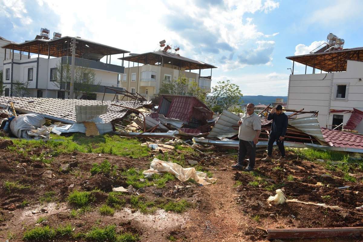 Pazarcık ilçesindeki fırtına felaketi, depremzedelerin barındığı çadır ve konteynerlerin uçmasına neden olmuştu. Bu üzücü olayda bir kişi hayatını kaybetti ve 50 kişi yaralandı.