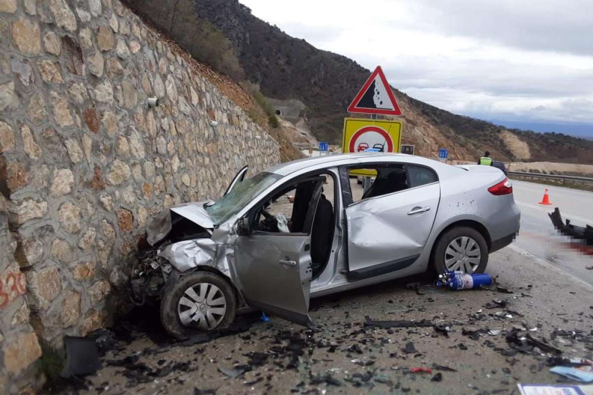 Laçin ilçesi, Çorum'da meydana gelen trafik kazasında, bir otomobil ile hafif ticari araç çarpıştı. Kazada 3 kişi hayatını kaybederken, 2 sürücü de yaralandı.