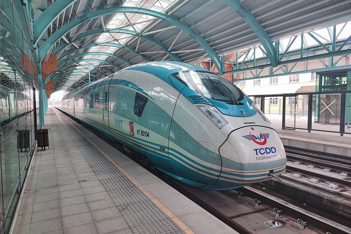 Ankara-Sivas Hızlı Treni ilk seferi için başkentten hareket etti. Ankara Yüksek Hızlı Tren Garı'ndan kalkan trenin durakları Kırıkkale, Yozgat ve Sivas olacak.