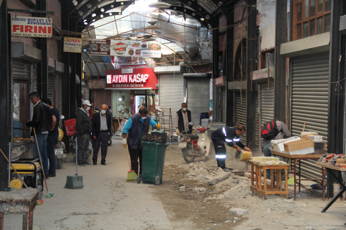 Hatay'da depremler sonrasında en büyük hasarın yaşandığı Tarihi Uzun Çarşı'daki esnaflar, yaralarını sarmaya ve dükkanlarını açmaya başladı.