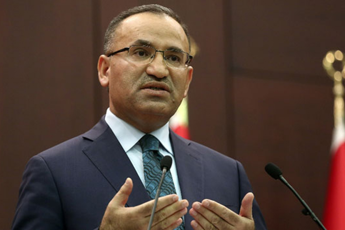 Adalet Bakanı Bekir Bozdağ, Cumhurbaşkanı Recep Tayyip Erdoğan'ın talimatı doğrultusunda, fahiş kira artışlarına karşı daha etkili bir yaptırım sistemi üzerinde çalıştıklarını belirtti. Ayrıca, kiracıların mağdur olmaması için kirada yüzde 25 artış sınırı süresinin uzatılacağını söyledi. 