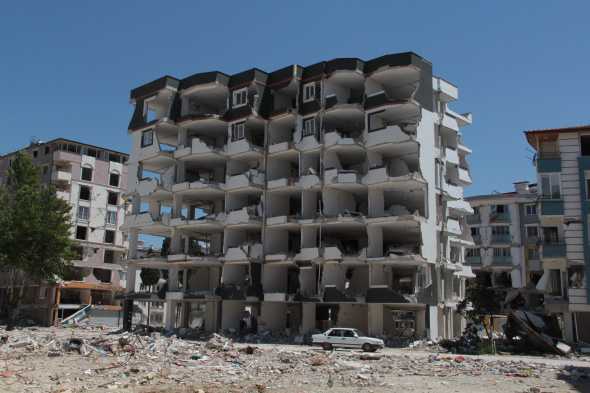 Kahramanmaraş merkezli deprem felaketinden en çok etkilenen illerden biri olan Hatay, depremden 80 gün sonra fotoğraflandı.