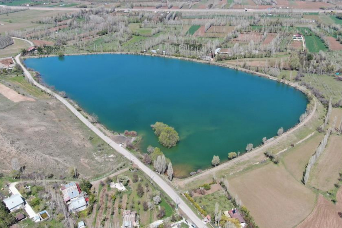 Sivas’ta kuraklığın etkisi ile 30 metre çekilerek kuruma noktasına gelen Serpincik Göleti son yılların en yüksek seviyesine ulaştı.
