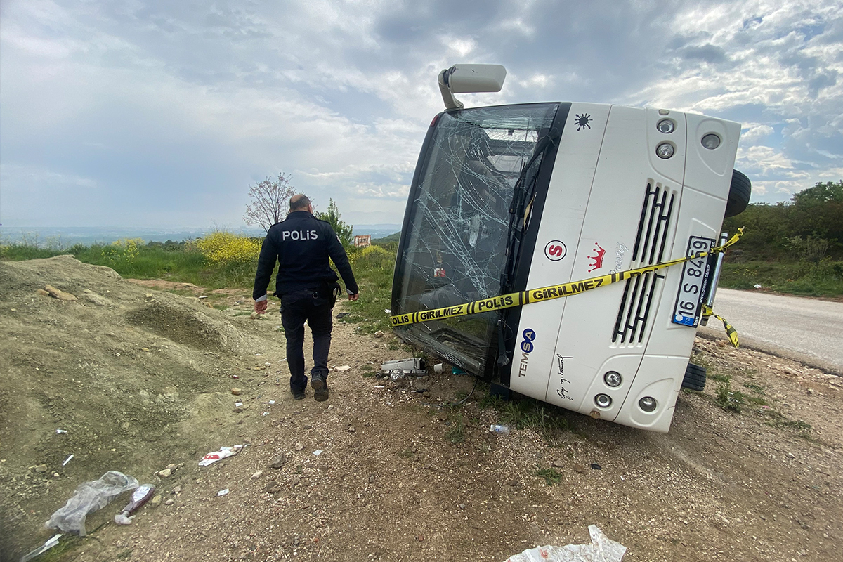 Bursa’da öğrenci servisi ile hafriyat kamyonunun çarpıştığı kazada 22’si öğrenci, 23 kişi yaralandı.