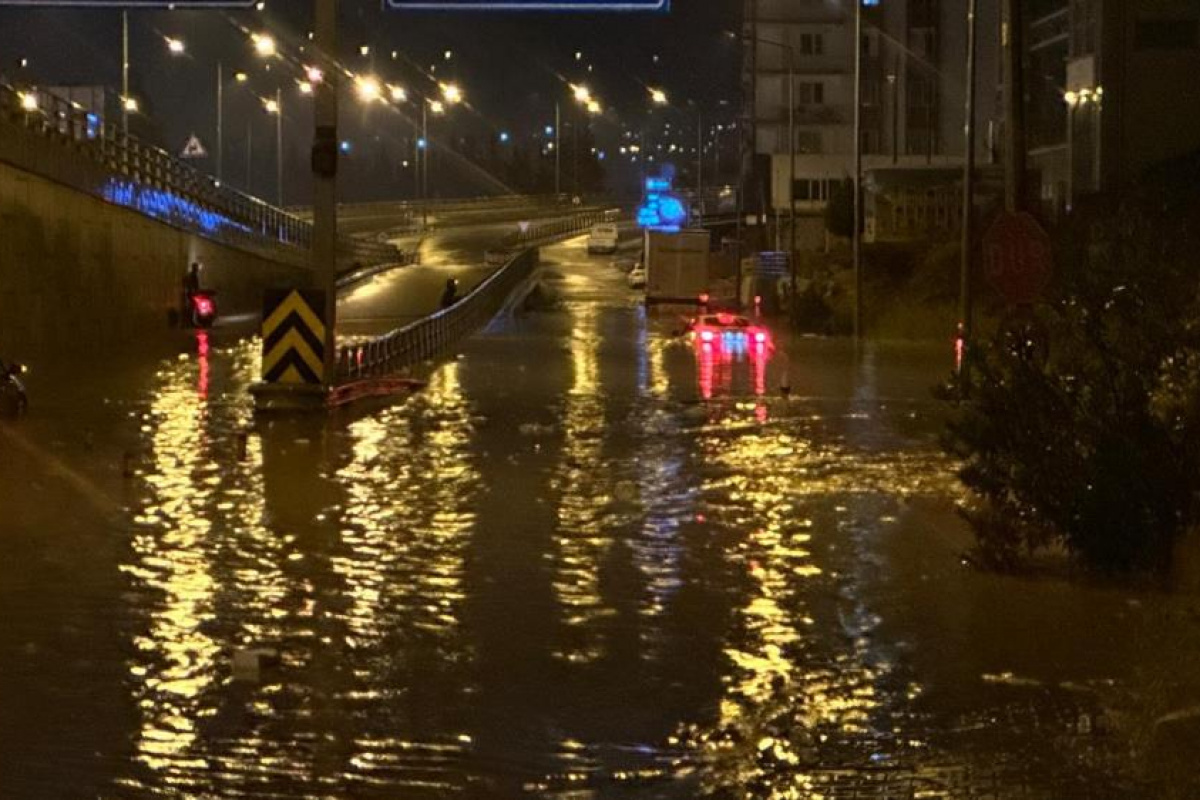 Kuşadası'nda geçtiğimiz gece meydana gelen 45 dakikalık şiddetli sağanak yağış sonrası, çevre yolunda bazı araçlar yağmur suları altında kaldı. Sürücüler ise çaresizce araçlarının kurtarılmasını beklemek zorunda kaldılar.