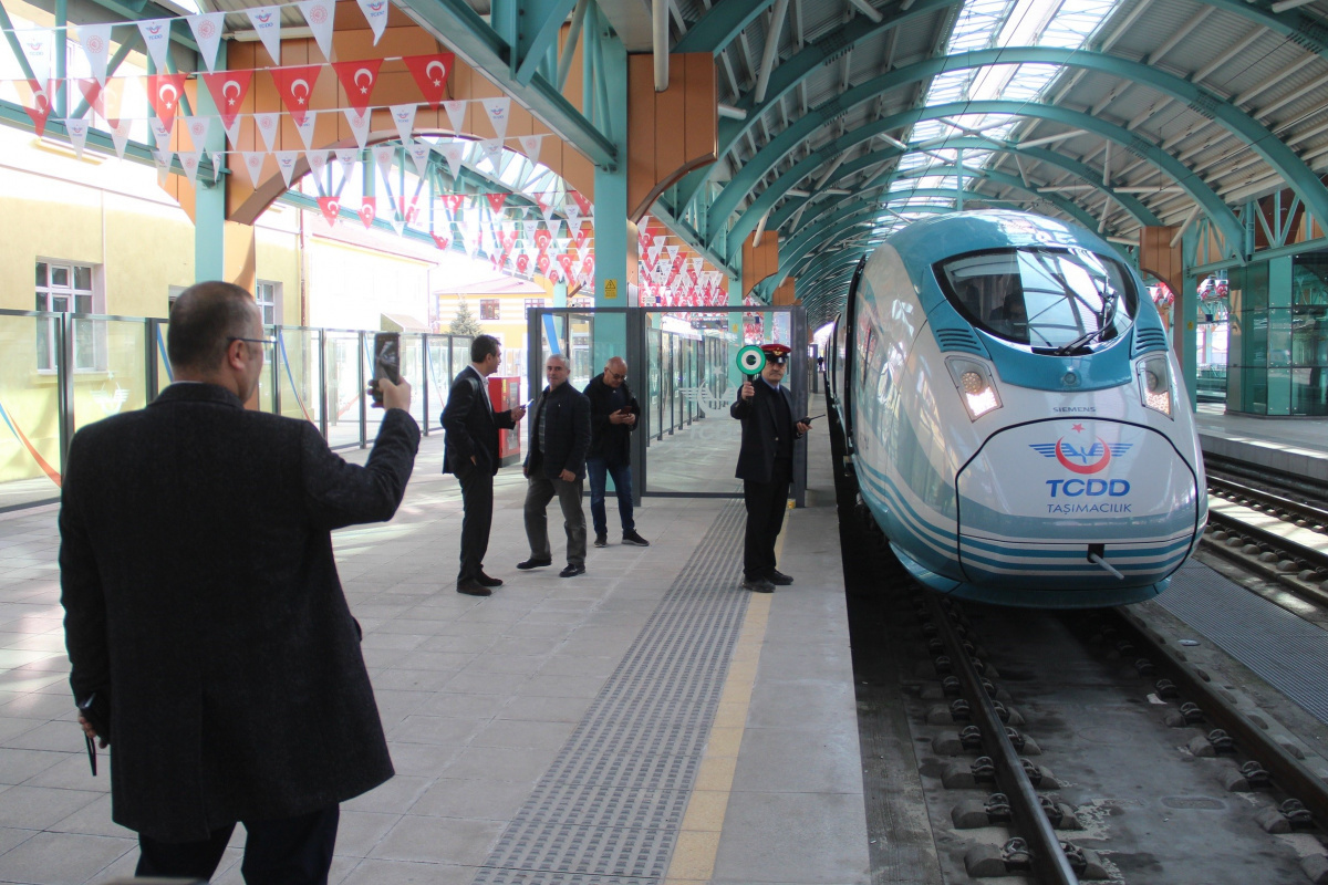 Ankara-Sivas Yüksek Hızlı Tren hattı, dün hizmete alındı ve bugün sivillere açık ilk sefer gerçekleştirildi. 480 yolcu kapasitesine sahip olan tren, ilk seferinde tam kapasiteyle yolcu taşıdı.